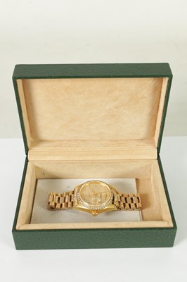 Lot 483 - A GENTLEMAN’S 18CT GOLD DIAMOND AND SAPPHIRE ROLEX PRESIDENT DAY/DATE WRISTWATCH