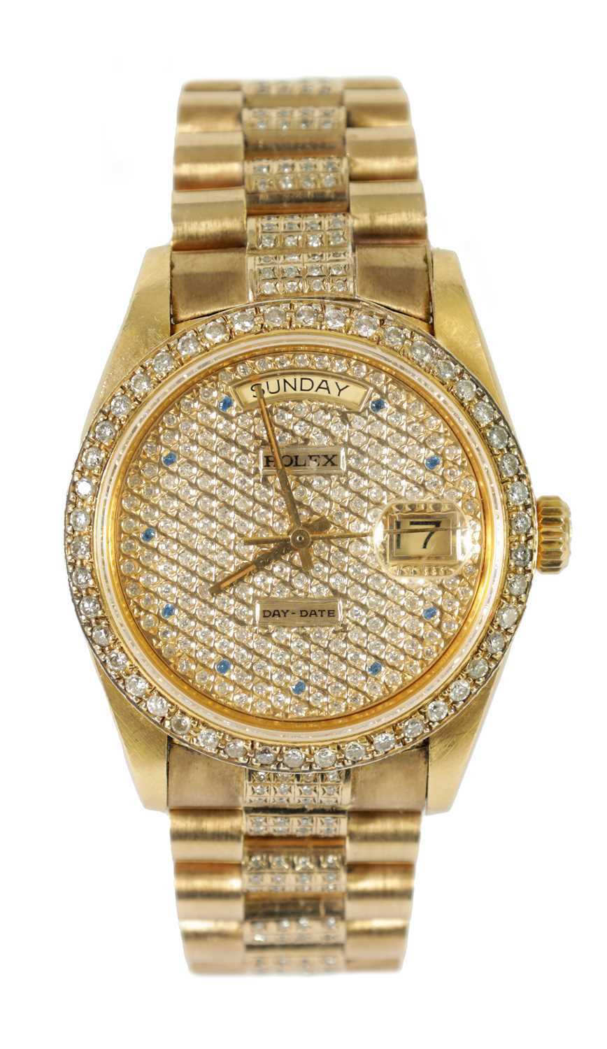 Lot 483 - A GENTLEMAN’S 18CT GOLD DIAMOND AND SAPPHIRE ROLEX PRESIDENT DAY/DATE WRISTWATCH