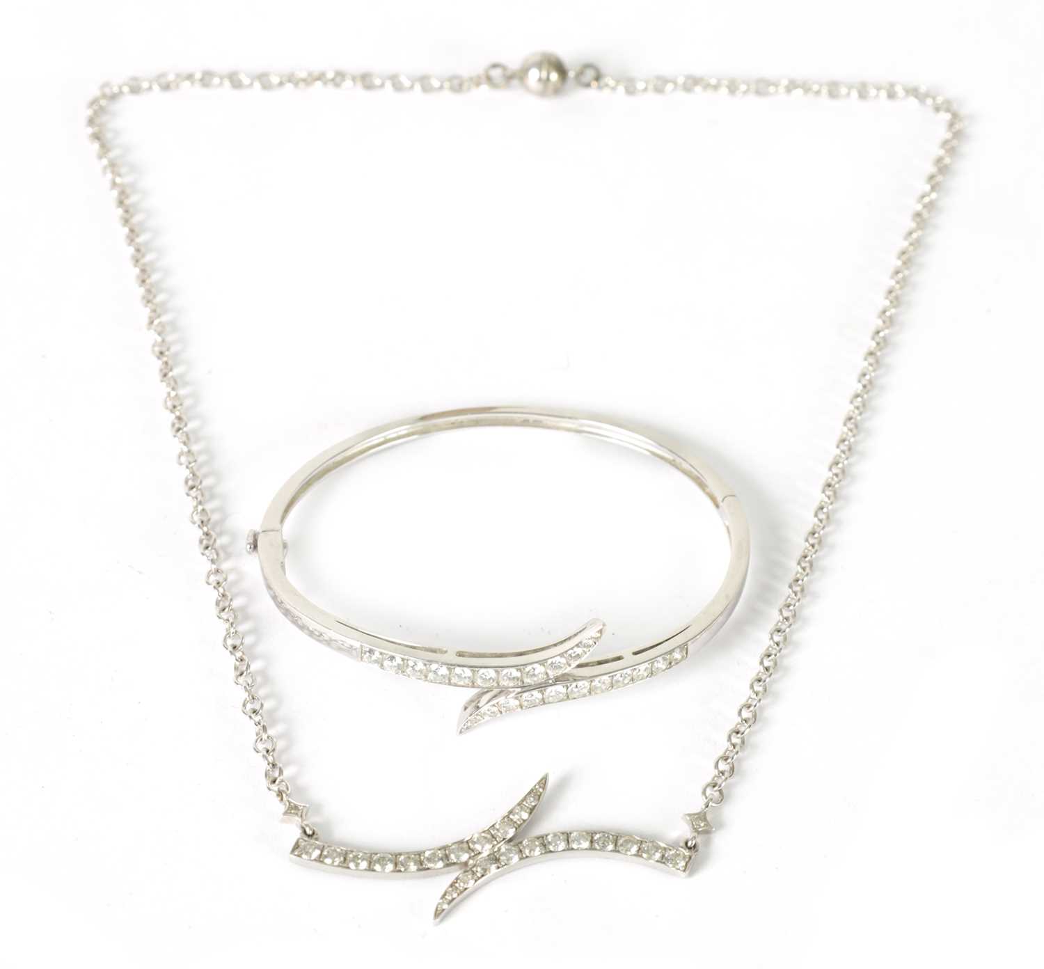 Lot 397 - AN 18CT WHITE GOLD DIAMOND NECKLACE AND BANGLE SET