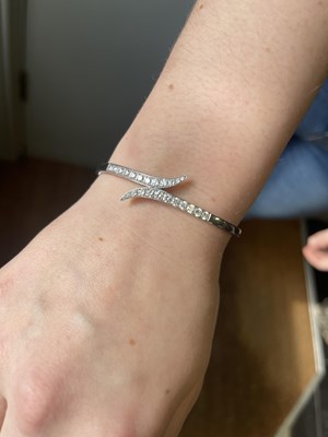 Lot 397 - AN 18CT WHITE GOLD DIAMOND NECKLACE AND BANGLE SET