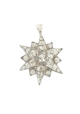 Lot 382 - A 14CT WHITE GOLD DIAMOND SET PENDENT