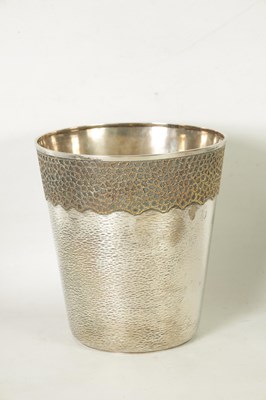 Lot 575 - AN EXCEPTIONAL AND RARE LARGE STUART DEVLIN SILVER AND SILVER GILT CHAMPAIGN ICE BUCKET