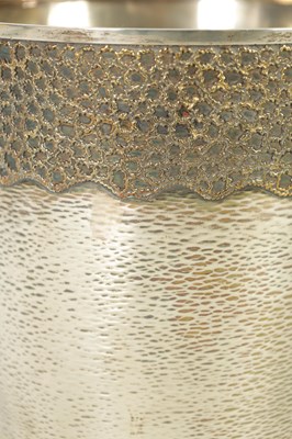 Lot 575 - AN EXCEPTIONAL AND RARE LARGE STUART DEVLIN SILVER AND SILVER GILT CHAMPAIGN ICE BUCKET