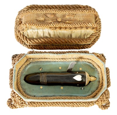 Lot 644 - A 19TH CENTURY FRENCH PRISONERS OF WAR STRAW WORK BOX CONTAINING A CARVED HORN AND BONE SNUFF BOTTLE
