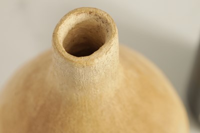 Lot 52 - JOHN DUGGER (AMERICAN B.1948) A MID 20TH CENTURY STONEWARE BULBOUS VASE