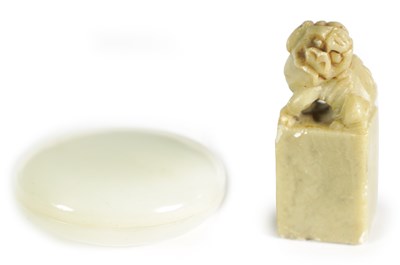 Lot 133 - AN 18TH/19TH CENTURY CHINESE MUTTON-FAT JADE LIDDED POT