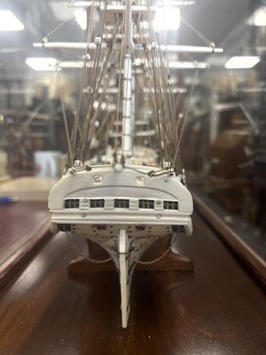 Lot 607 - A LARGE 19TH CENTURY FRENCH NAPOLEONIC PRISONER-OF-WAR BONE MODEL OF THE 34-GUN U.S FRIGATE RALEIGH