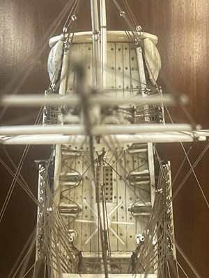 Lot 607 - A LARGE 19TH CENTURY FRENCH NAPOLEONIC PRISONER-OF-WAR BONE MODEL OF THE 34-GUN U.S FRIGATE RALEIGH