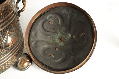 Lot 577 - AN ART NOUVEAU COPPER COAL BUCKET AND LID