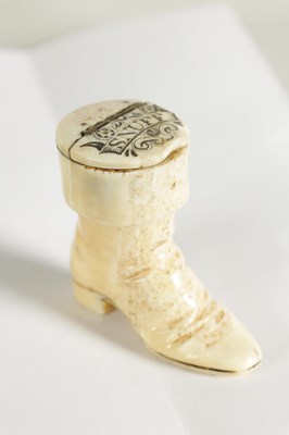 Lot 590 - A RARE EARLY 19TH CENTURY NAPOLEONIC PRISONER OF WAR SCRIMSHAW WORK SNUFF BOX