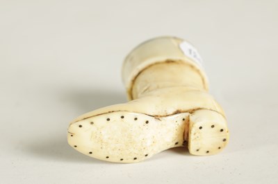 Lot 590 - A RARE EARLY 19TH CENTURY NAPOLEONIC PRISONER OF WAR SCRIMSHAW WORK SNUFF BOX