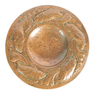 Lot 564 - AN ARTS AND CRAFTS NEWLYN SCHOOL STYLE COPPER CHARGER
