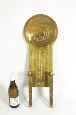 Lot 571 - AN ARTS AND CRAFTS BRASS WALL SCONCE