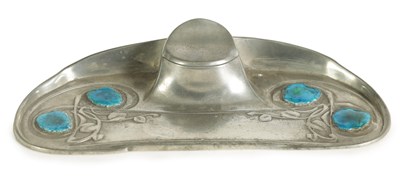 Lot 572 - AN ARTS AND CRAFTS TUDRIC PEWTER PEN AND INK STAND