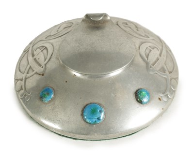 Lot 555 - AN ARTS AND CRAFTS TUDRIC PEWTER CIRCULAR INK WELL AND LINER AFTER DESIGNS BY ARCHI BALD KNOX