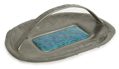 Lot 550 - A STYLISH ARTS AND CRAFTS LIBERTY & Co SHAPED RECTANGULAR PEWTER DISH WITH RAISED HANDLE