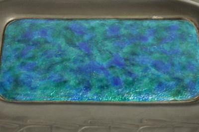 Lot 550 - A STYLISH ARTS AND CRAFTS LIBERTY & Co SHAPED RECTANGULAR PEWTER DISH WITH RAISED HANDLE