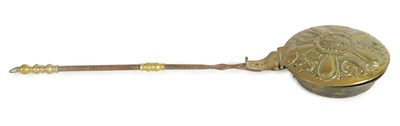 Lot 545 - A 17TH CENTURY DUTCH BRASS AND IRONWORK BED WARMING PAN OF SMALL SIZE