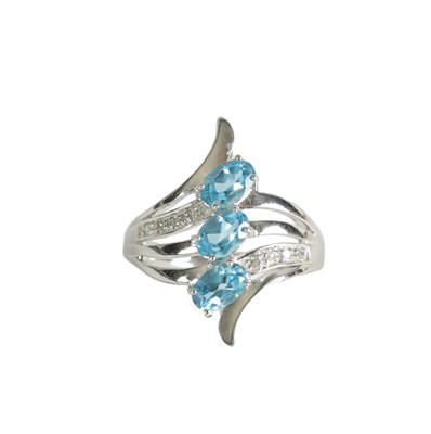 Lot 185 - A 9 CT WHITE GOLD AND AQUAMARINE LADIES DRESS RING