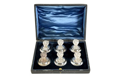 Lot 434 - A CASED SET OF SIX SILVER OYSTER SHELL AND PEARL MENU HOLDERS