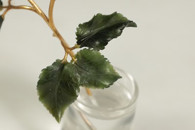 Lot 205 - A 20TH CENTURY 18CT GOLD NEPHRITE JADE AND HARDSTONE FLOWER MODEL IN THE FABERGE STYLE