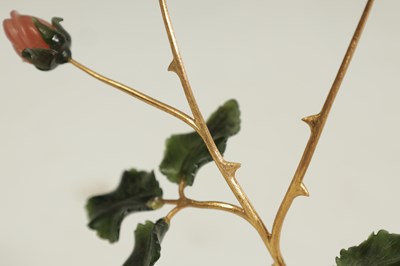 Lot 205 - A 20TH CENTURY 18CT GOLD NEPHRITE JADE AND HARDSTONE FLOWER MODEL IN THE FABERGE STYLE