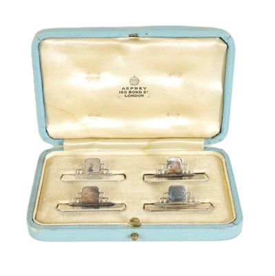 Lot 402 - A CASED SET OF FOUR ASPREY ART DECO SILVER MENU HOLDERS