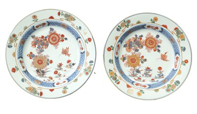 Lot 616 - A PAIR OF CHINESE KANGXI PERIOD VERTE IMARI CHARGERS