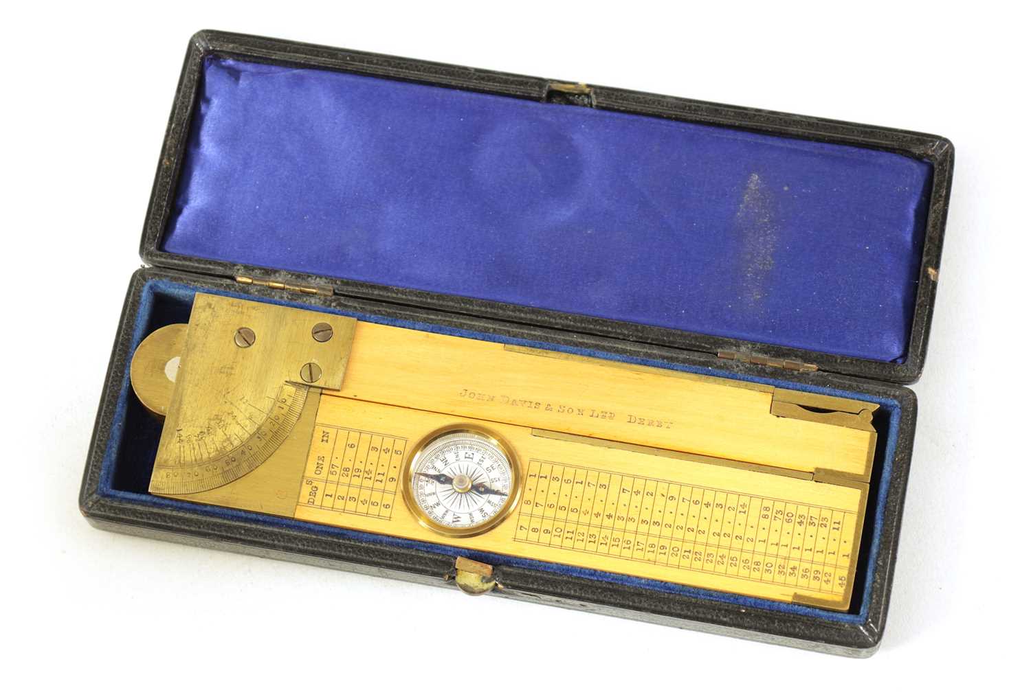 Lot 417 - A CASED BOXWOOD AND BRASS INCLINOMETER LEVEL BY JOHN DAVIS & SON. DERBY