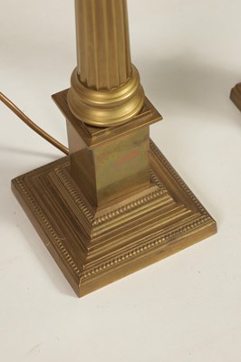 Lot 432 - A PAIR OF 20TH CENTURY GILT BRASS CORINTHIAN COLUMN TABLE LAMPS
