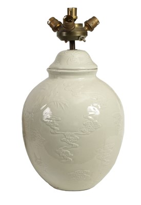 Lot 185 - A 20TH CENTURY CHINESE CELADON PORCELAIN BULBOUS JAR AND COVER CONVERTED INTO A TABLE LAMP