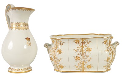 Lot 84 - A 19TH CENTURY STAFFORDSHIRE IMPERIAL STONE CHINA FOOT BATH & A GRAINGER WORCESTER TOILET JUG