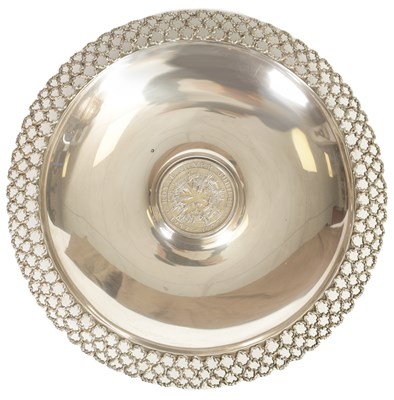 Lot 318 - A STUART DEVLIN ROYAL SILVER JUBILEE 1952-1977 SILVER SHALLOW DISH