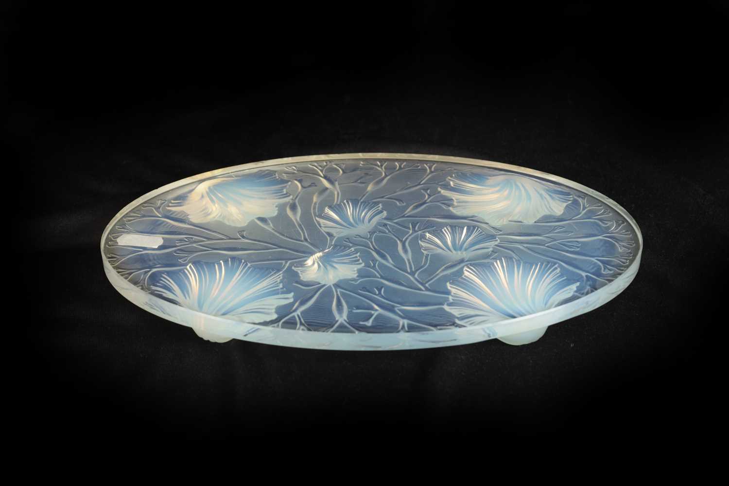 Lot 24 - A FRENCH ART DECO VERLYS OPALESCENT GLASS TABLE STAND