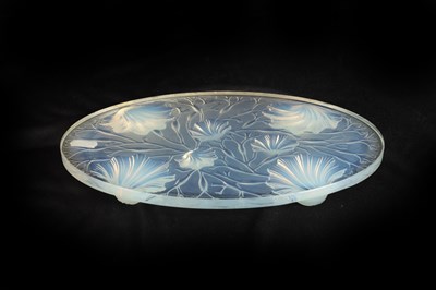 Lot 24 - A FRENCH ART DECO VERLYS OPALESCENT GLASS TABLE STAND