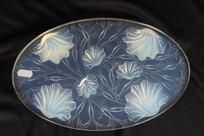 Lot 24 - A FRENCH ART DECO VERLYS OPALESCENT GLASS TABLE STAND