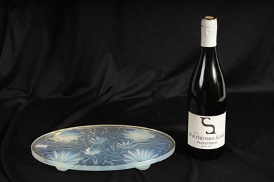 Lot 24 - A FRENCH ART DECO VERLYS OPALESCENT GLASS TABLE STAND