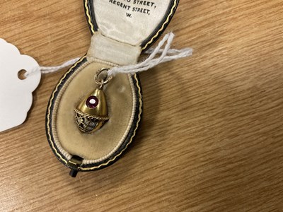 Lot 274 - A LATE 19TH CENTURY FABERGE 14CT GOLD ENAMEL AND RUBY PENDANT EGG, WORKMASTER HENRIK WIGSTROM