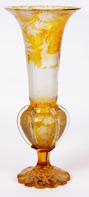 Lot 16 - AN EARLY 20TH CENTURY AMBER COLOURED SLENDER...