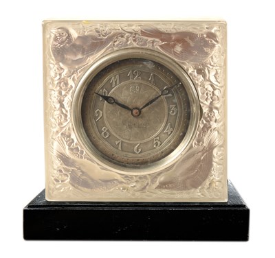 Lot 13 - A RENE LALIQUE "QUATRE MOINEAUX DU JAPON" GLASS ART DECO DESK CLOCK