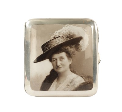 Lot 298 - AN EDWARD VII BOWED PLAIN SILVER AND ENAMEL CIGARETTE CASE