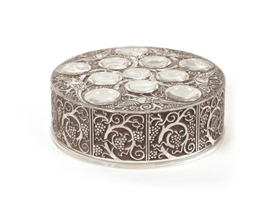 Lot 15 - A 1920'S RENE LALIQUE OPALESCENT AND BLACK ENAMEL EDGED GLASS ‘ROGER’ POWDER BOX AND COVER