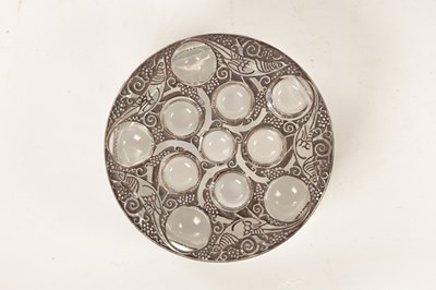 Lot 15 - A 1920'S RENE LALIQUE OPALESCENT AND BLACK ENAMEL EDGED GLASS ‘ROGER’ POWDER BOX AND COVER