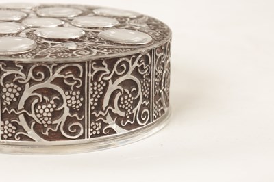 Lot 15 - A 1920'S RENE LALIQUE OPALESCENT AND BLACK ENAMEL EDGED GLASS ‘ROGER’ POWDER BOX AND COVER