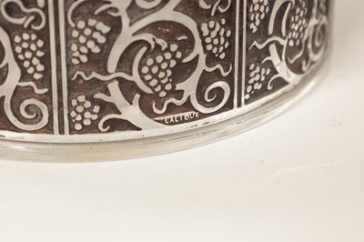 Lot 15 - A 1920'S RENE LALIQUE OPALESCENT AND BLACK ENAMEL EDGED GLASS ‘ROGER’ POWDER BOX AND COVER