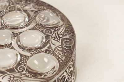 Lot 15 - A 1920'S RENE LALIQUE OPALESCENT AND BLACK ENAMEL EDGED GLASS ‘ROGER’ POWDER BOX AND COVER