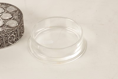 Lot 15 - A 1920'S RENE LALIQUE OPALESCENT AND BLACK ENAMEL EDGED GLASS ‘ROGER’ POWDER BOX AND COVER