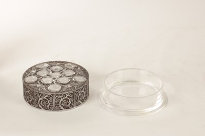 Lot 15 - A 1920'S RENE LALIQUE OPALESCENT AND BLACK ENAMEL EDGED GLASS ‘ROGER’ POWDER BOX AND COVER