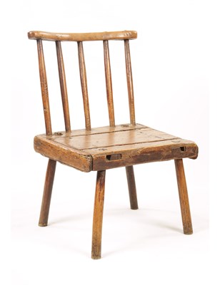 Lot 1347 - A EARLY 19TH CENTURY ELM AND PITCH PINE PRIMITIVE COMB BACK CHAIR