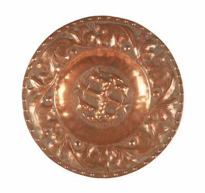 Lot 499 - AN ART NOUVEAU NEWLYN SCHOOL STYLE COPPER DISH